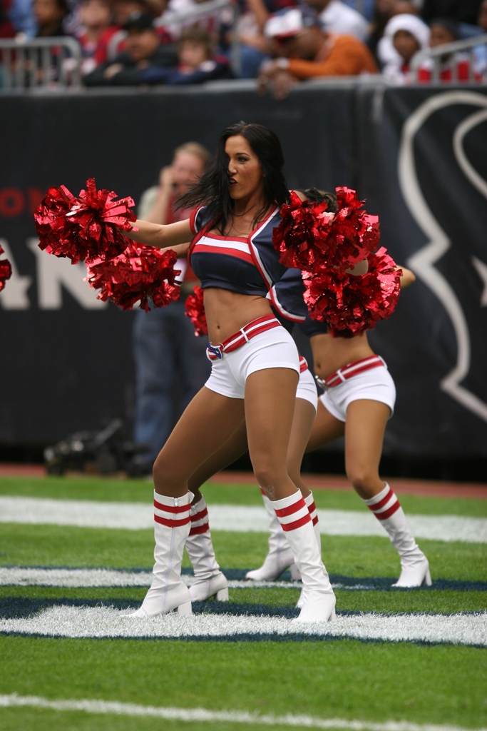 Meet Summer: Houston Texans cheerleader-turned-NASA aerospace engineer
